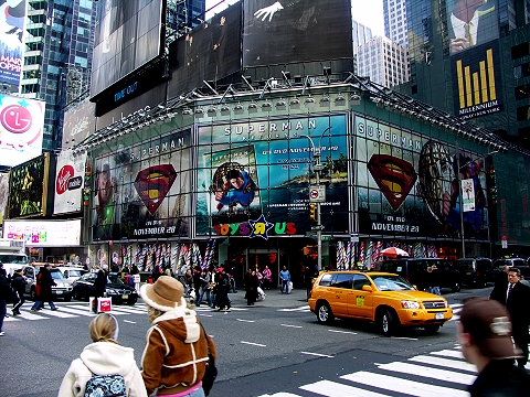 Christmas Window on Ny  Times Square Toys R Us  Christmas Shopping   The Weblicist Of